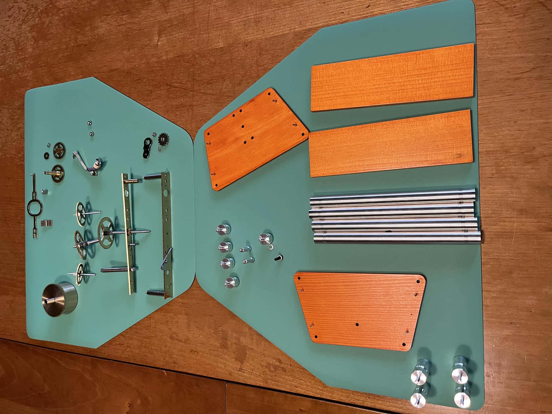 Assemblage d'une pendule sous la conduite d'un horloger